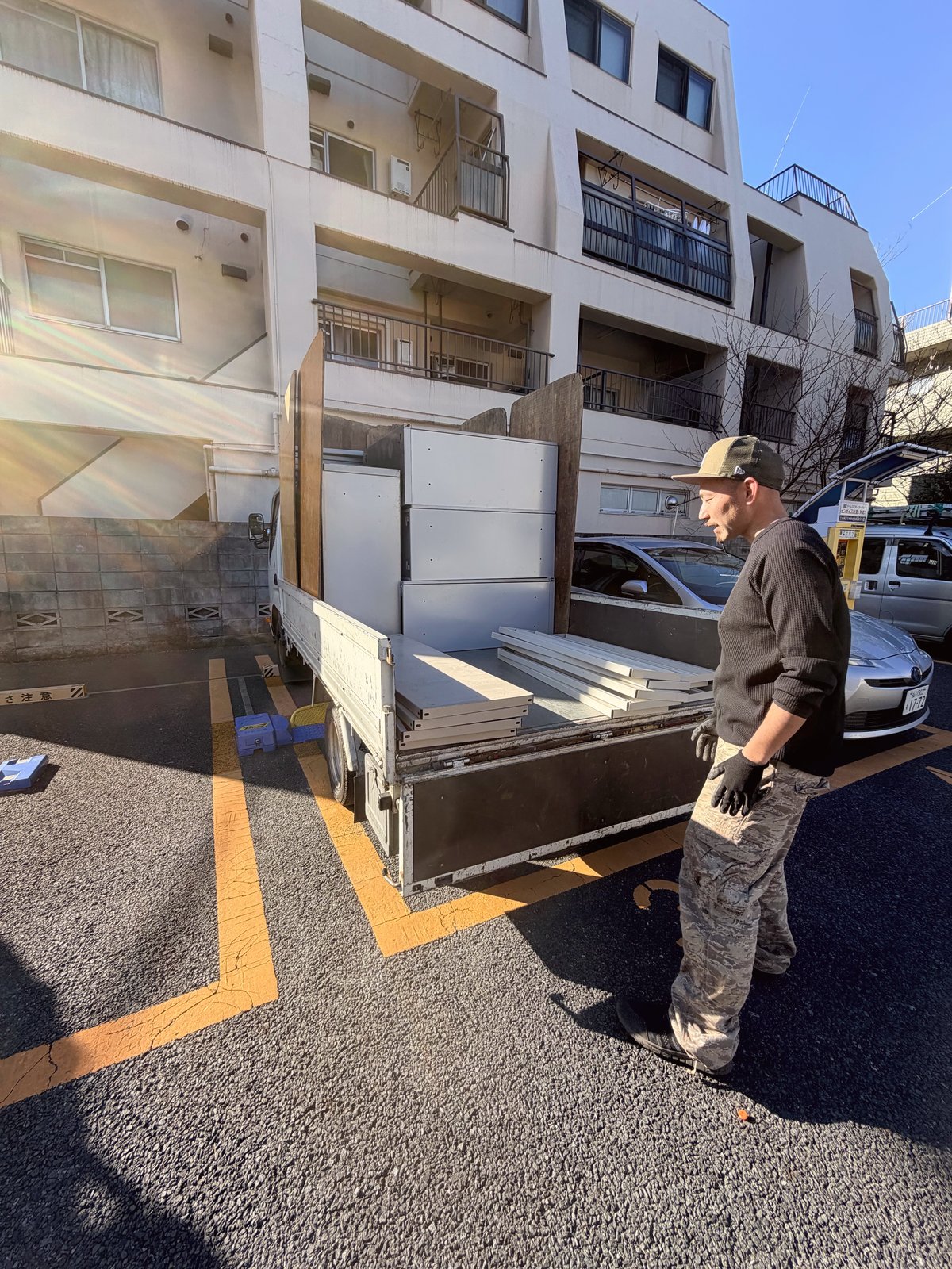 軽トラックに積み込み終えたオフィス什器一式（西東京市の不用品回収事例）